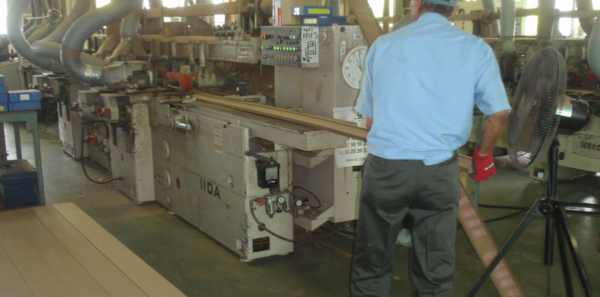 木材の加工を1つ1つ丁寧に手作業で行います。